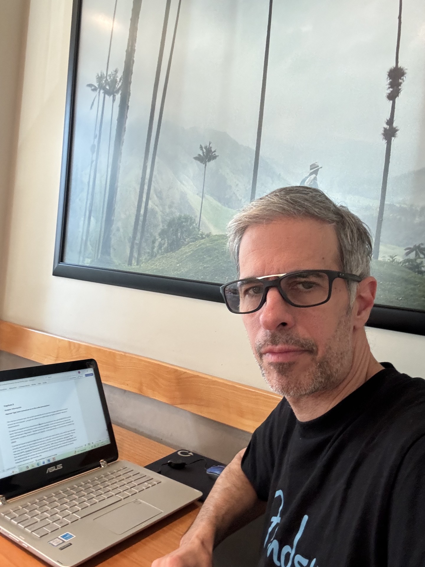 Serio, escribiendo mis textos